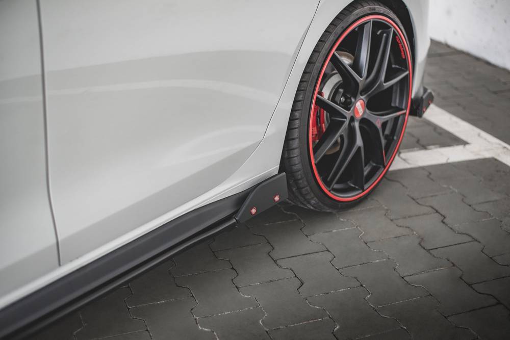 Seitenschweller Erweiterung V.2 mit Flaps für VW Golf 8 R-Line von Maxton Design