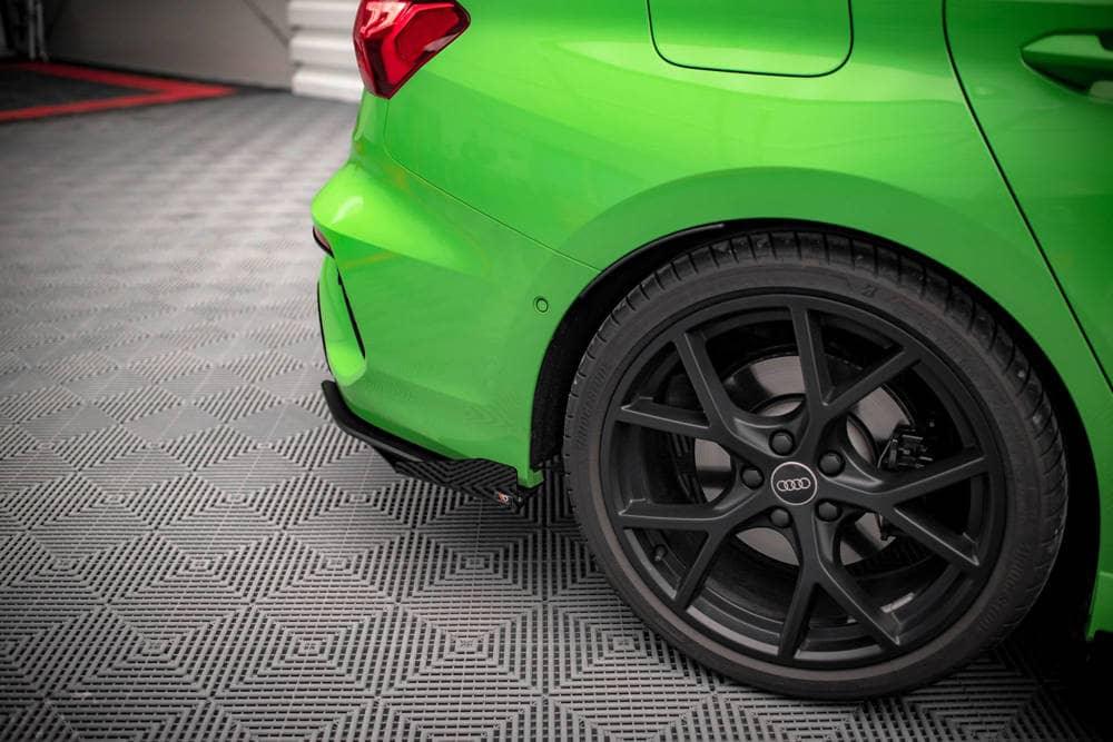 Seitliche Heck Diffusor Erweiterung Street Pro mit Flaps für Audi RS3 8Y Limousine von Maxton Design